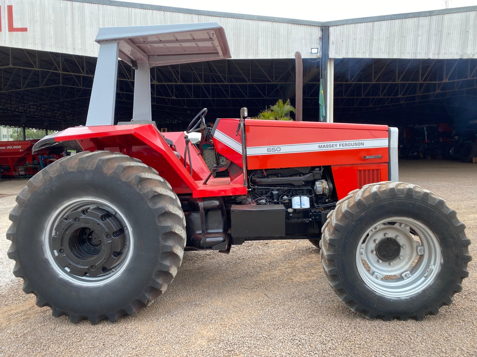 Trator MF 650 Ano 2001
