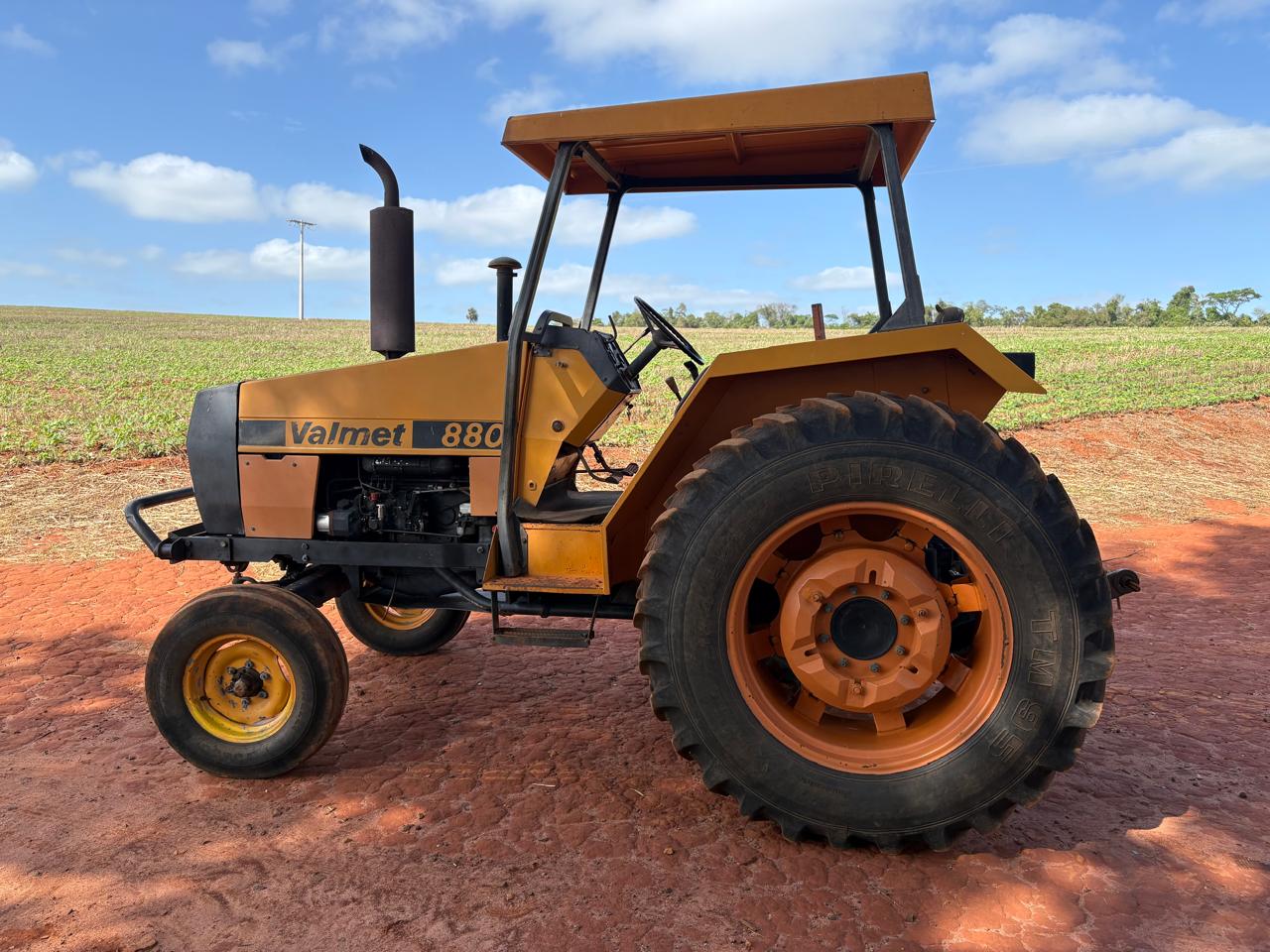 Trator Marca Valmet Modelo 880 4X2 ano 1987