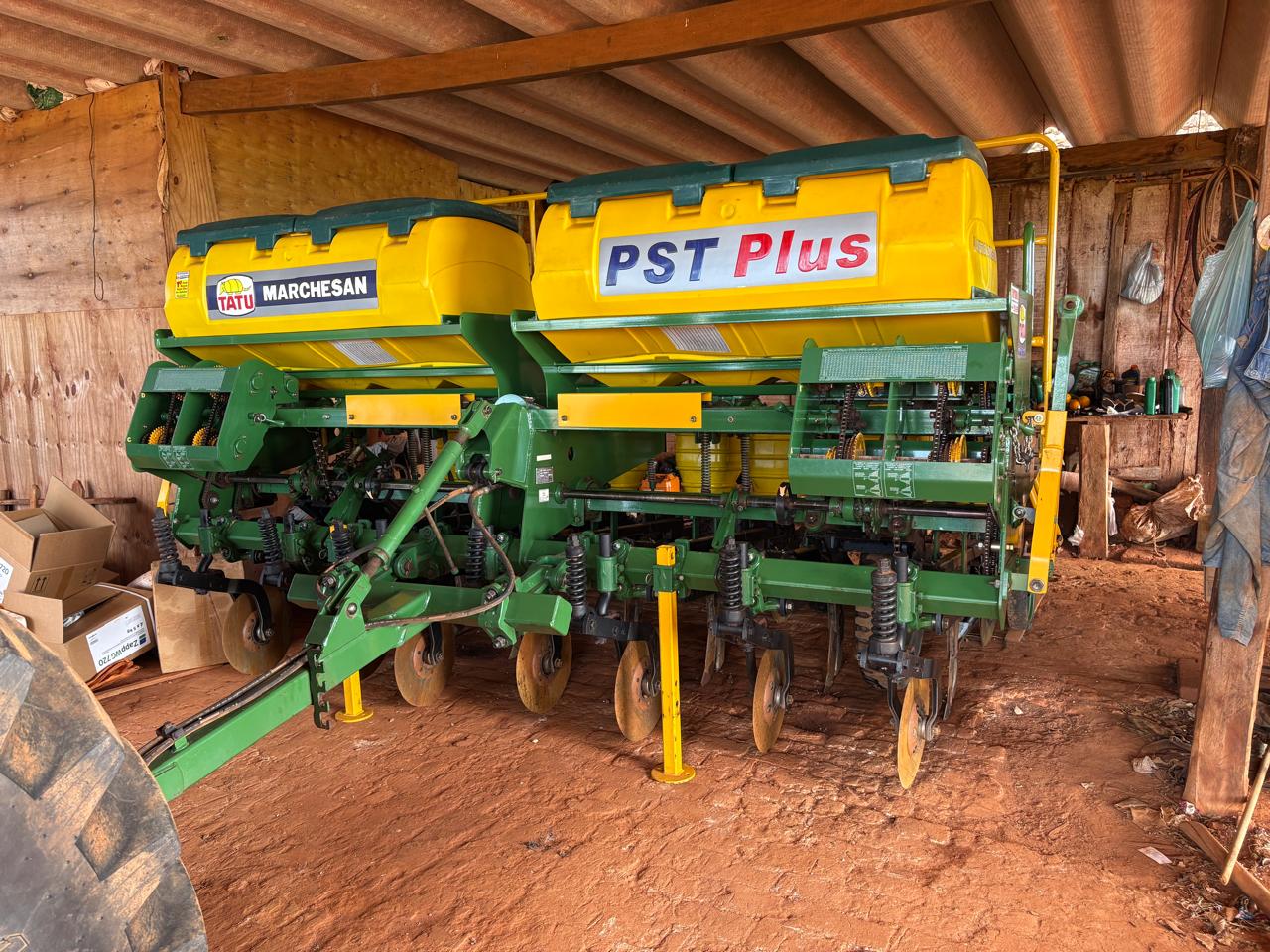 Plantadeira Marca Tatu Modelo PST Plus 7 linhas 50 ano 2016 Pivotada