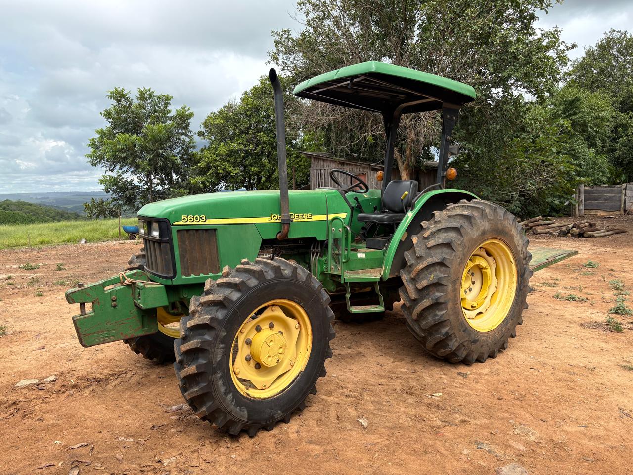 Trator John Deere modelo 5603 4×4 ano 2010 7405horas