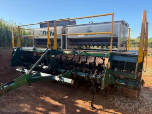 Semeadora Marca tatu Modelo PDCM 19 linhas Inox Ano 2004